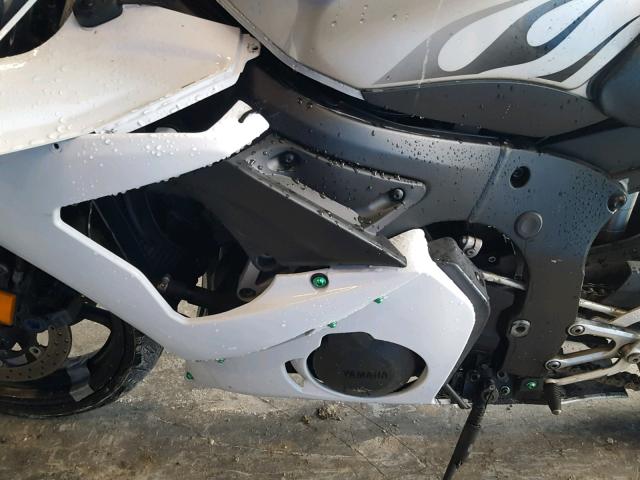 JYARJ06E54A019081 - 2004 YAMAHA YZFR6 L WHITE photo 7