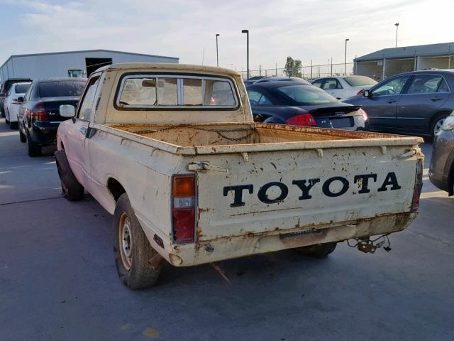 JT4RN34R4D0079147 - 1983 TOYOTA PICKUP 1/2 YELLOW photo 3