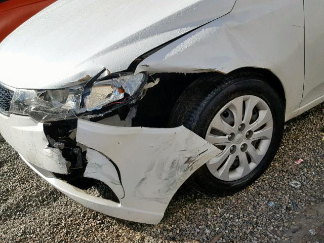 KNAFU4A26D5715201 - 2013 KIA FORTE EX WHITE photo 9