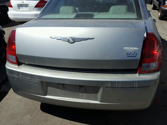 2C3JA53G05H120783 - 2005 CHRYSLER 300 TOURIN GRAY photo 9