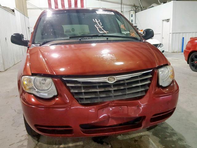 2A4GP44RX6R714902 - 2006 CHRYSLER TOWN & COU RED photo 9