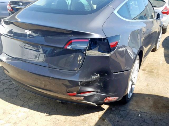 5YJ3E1EB2JF115748 - 2018 TESLA MODEL 3 GRAY photo 9