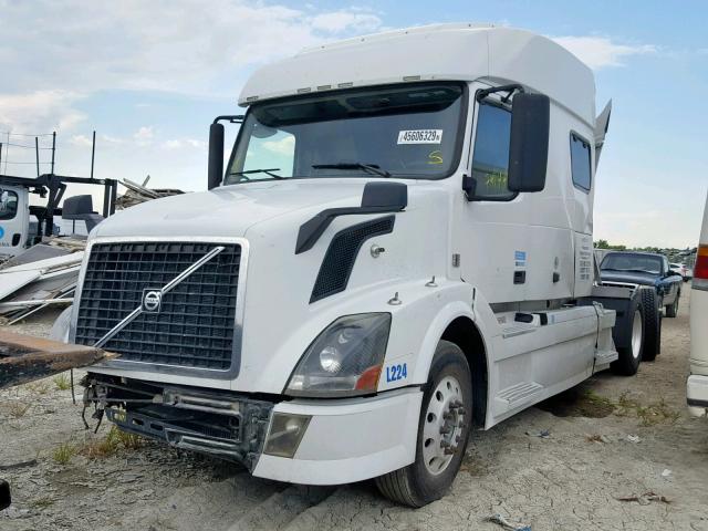 4V4NC9EJ0BN530224 - 2011 VOLVO VN VNL WHITE photo 2