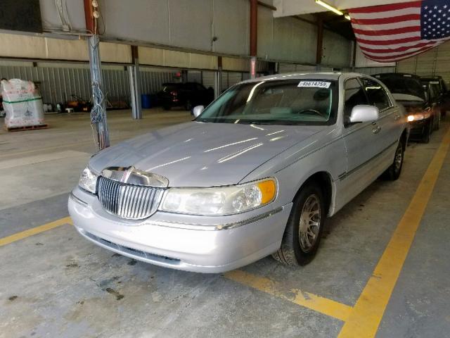 1LNHM82W22Y626950 - 2002 LINCOLN TOWN CAR S SILVER photo 2