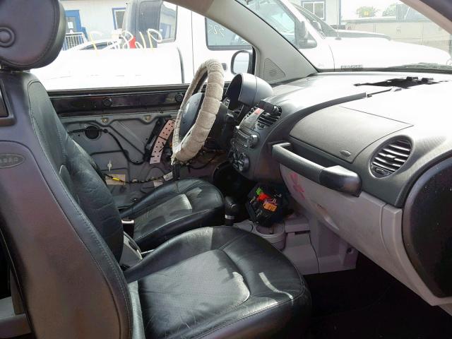 3VWCR31C15M403810 - 2005 VOLKSWAGEN NEW BEETLE შავი ფოტო 5