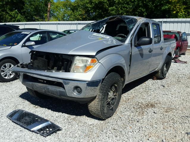 1N6AD07W26C442320 - 2006 NISSAN FRONTIER C SILVER photo 2