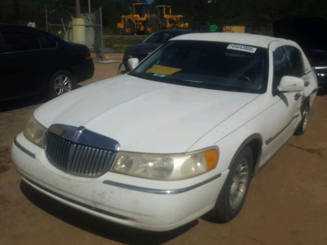 1LNFM81W2WY624758 - 1998 LINCOLN TOWN CAR E WHITE photo 2