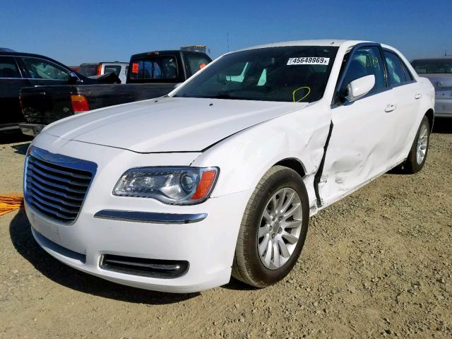 2C3CCAAG6DH699324 - 2013 CHRYSLER 300 WHITE photo 2