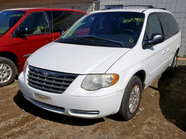 2C4GP44RX5R286902 - 2005 CHRYSLER TOWN & COU WHITE photo 2