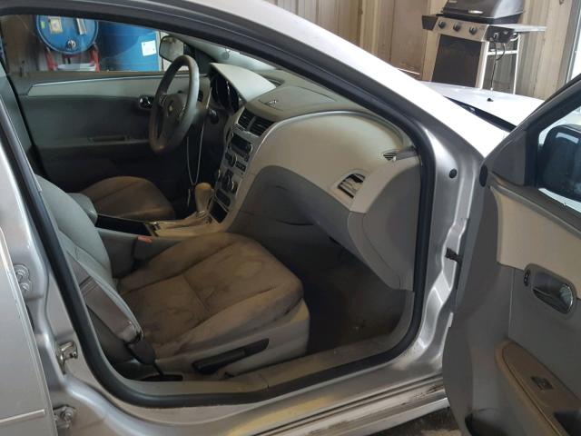 1G1ZB5E02CF321586 - 2012 CHEVROLET MALIBU LS 银色 照片 5