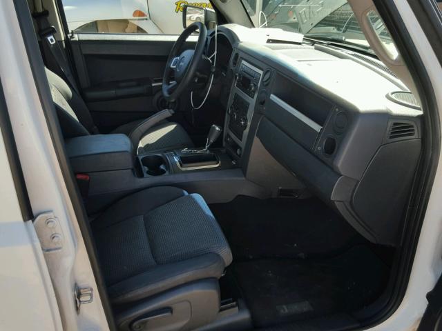 1J8HG48K98C234989 - 2008 JEEP COMMANDER WHITE photo 5