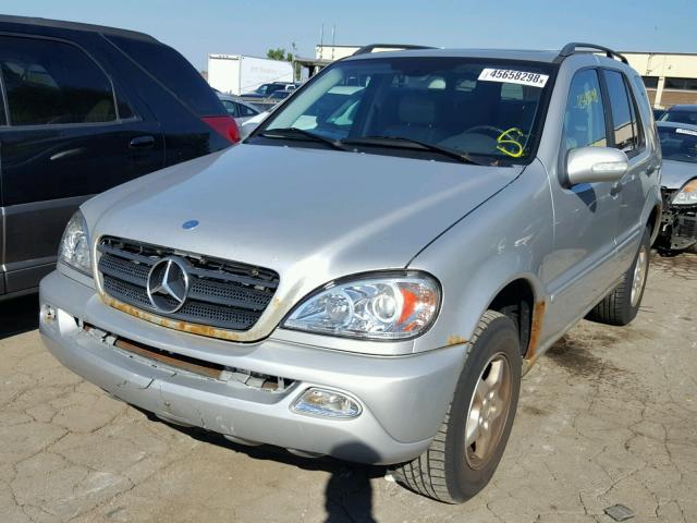 4JGAB54E73A381759 - 2003 MERCEDES-BENZ ML 320 SILVER photo 2