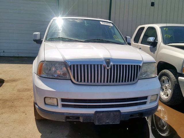 5LMFU275X5LJ00293 - 2005 LINCOLN NAVIGATOR WHITE photo 9