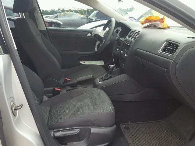 3VW2K7AJ8CM351918 - 2012 VOLKSWAGEN JETTA BASE Արծաթագույն լուսանկար 5