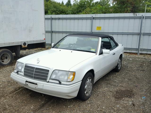 WDBEA66E8SC283241 - 1995 MERCEDES-BENZ E 320 WHITE photo 2