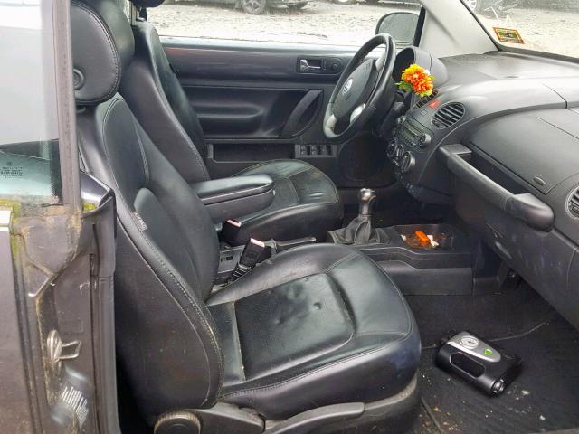 3VWSF31Y46M308353 - 2006 VOLKSWAGEN NEW BEETLE ნაცრისფერი ფოტო 5