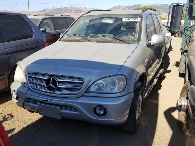 4JGAB54E3YA181288 - 2000 MERCEDES-BENZ ML 320 GRAY photo 2