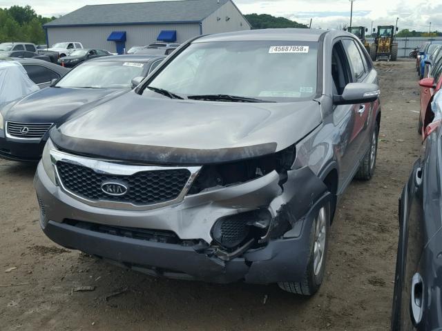 5XYKT3A17CG218864 - 2012 KIA SORENTO BA GRAY photo 2