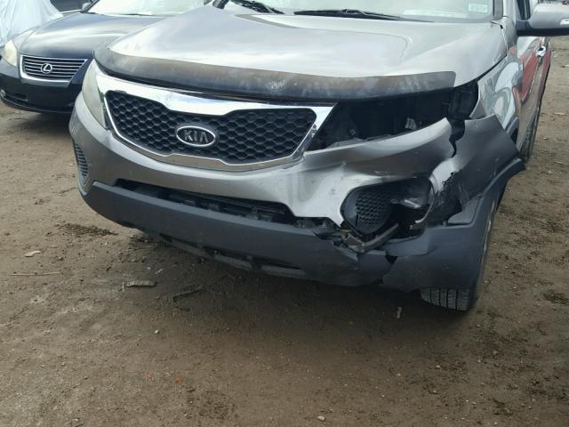 5XYKT3A17CG218864 - 2012 KIA SORENTO BA GRAY photo 9