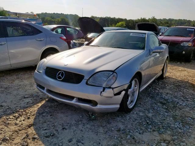 WDBKK65F91F190381 - 2001 MERCEDES-BENZ SLK 320 SILVER photo 2