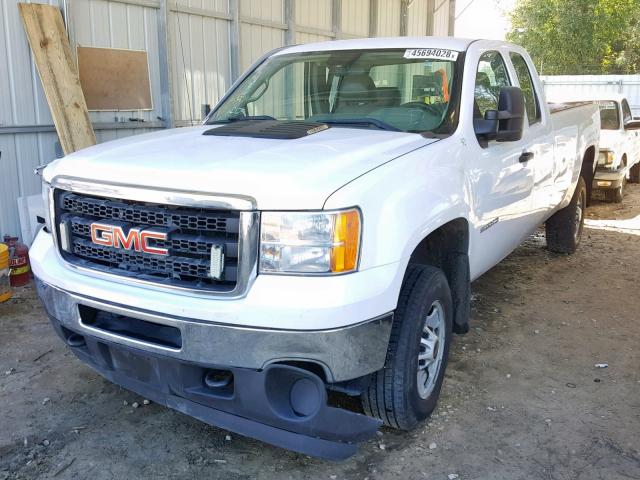 1GT21ZCG5DZ332715 - 2013 GMC SIERRA C25 WHITE photo 2