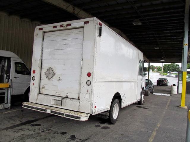 4UZA4FF47YCF81527 - 2000 FREIGHTLINER CHASSIS M WHITE photo 4