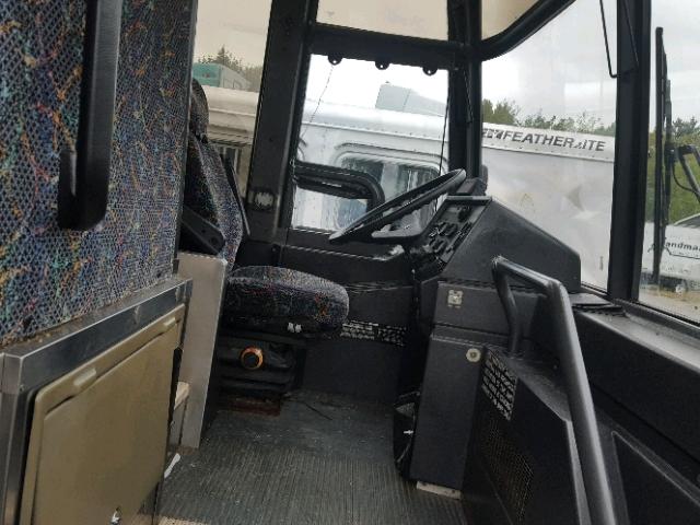 2PCH33496V1011858 - 1997 PREVOST BUS WHITE photo 5