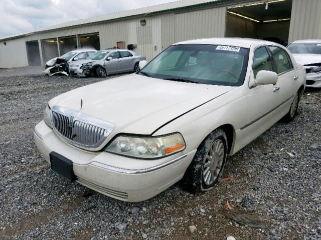 1LNHM82W43Y692725 - 2003 LINCOLN TOWN CAR S WHITE photo 2