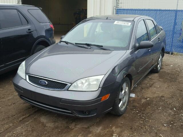 1FAFP34NX5W180904 - 2005 FORD FOCUS ZX4 GRAY photo 2