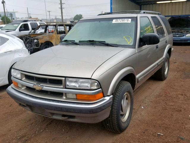 1GNDT13W3Y2373393 - 2000 CHEVROLET BLAZER BEIGE photo 2