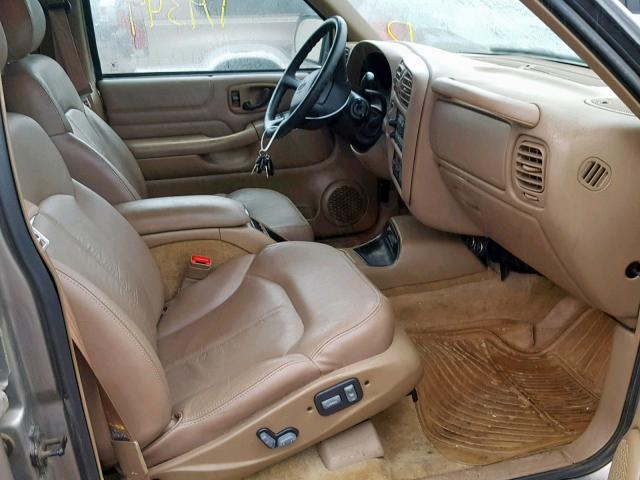 1GNDT13W3Y2373393 - 2000 CHEVROLET BLAZER BEIGE photo 5