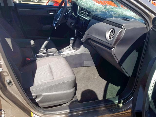 2T1BURHE8JC124865 - 2018 TOYOTA COROLLA L GRAY photo 5