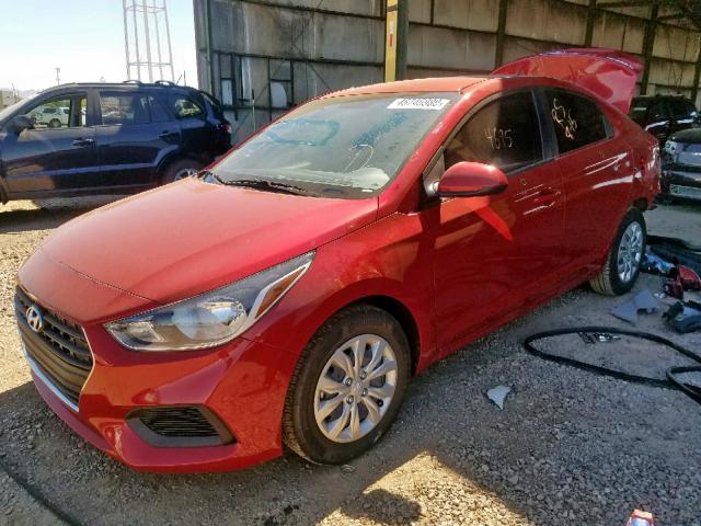 3KPC24A3XJE035130 - 2018 HYUNDAI ACCENT SE RED photo 2