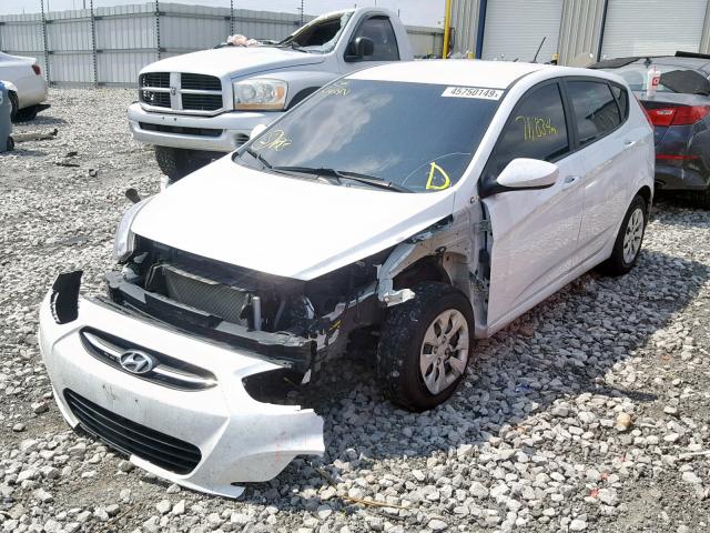 KMHCT5AE8GU273651 - 2016 HYUNDAI ACCENT SE WHITE photo 2