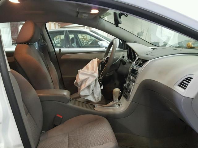 1G1ZC5E08CF261553 - 2012 CHEVROLET MALIBU 1LT WHITE photo 5