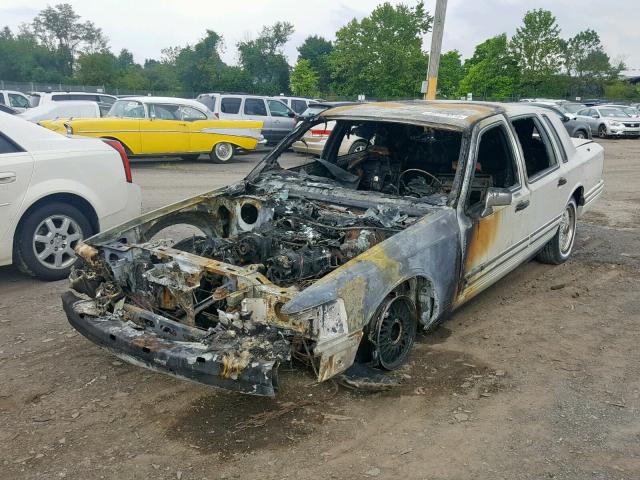 1LNLM83W6PY633528 - 1993 LINCOLN TOWN CAR C WHITE photo 2