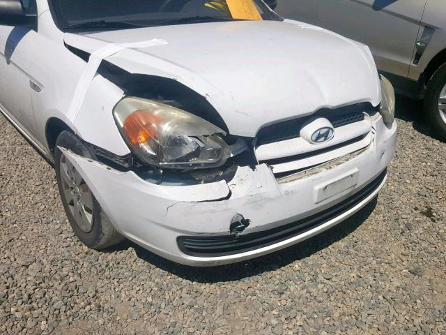 KMHCM36C28U080793 - 2008 HYUNDAI ACCENT GS WHITE photo 9