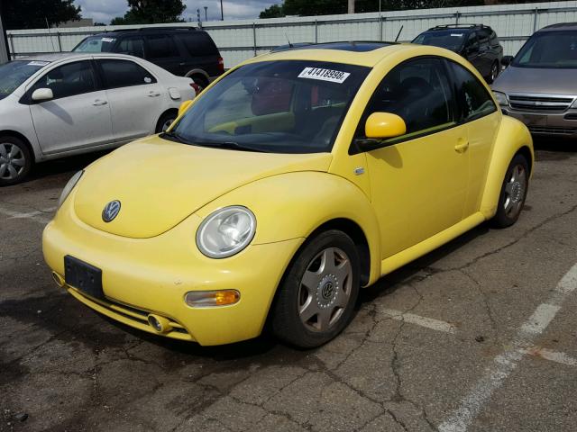 3VWCA21C4YM490124 - 2000 VOLKSWAGEN NEW BEETLE YELLOW photo 2