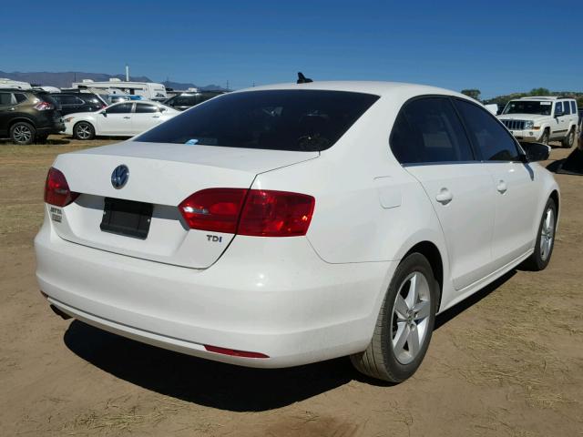 3VWLL7AJ9DM370349 - 2013 VOLKSWAGEN JETTA TDI WHITE photo 4