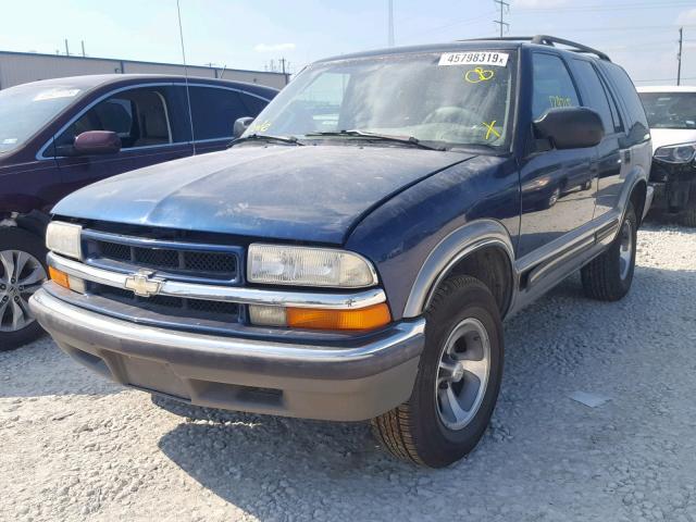 1GNCS13W1Y2227380 - 2000 CHEVROLET BLAZER BLUE photo 2