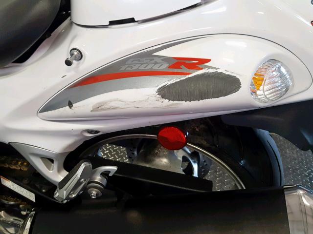 JS1GX72A3C2102095 - 2012 SUZUKI GSX1300 R WHITE photo 18