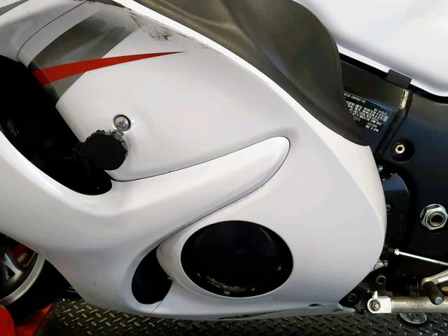 JS1GX72A3C2102095 - 2012 SUZUKI GSX1300 R WHITE photo 6