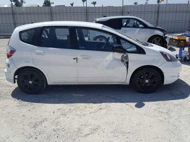 JHMGE8H21AS004695 - 2010 HONDA FIT WHITE photo 9