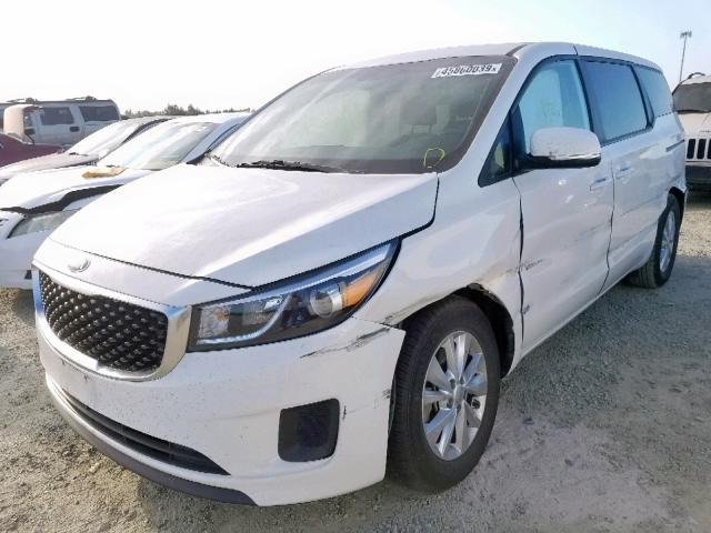 KNDMB5C17H6233248 - 2017 KIA SEDONA LX WHITE photo 2