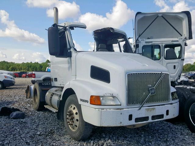 4V4MD2GF0YN235027 - 2000 VOLVO VN WHITE photo 1