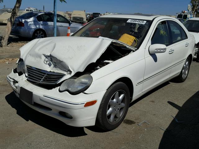 WDBRF61J52F226551 - 2002 MERCEDES-BENZ C 240 WHITE photo 2