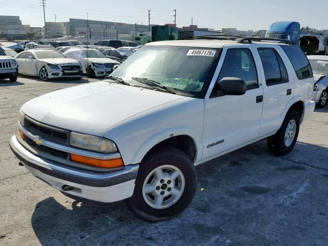 1GNDT13W5YK294338 - 2000 CHEVROLET BLAZER WHITE photo 2