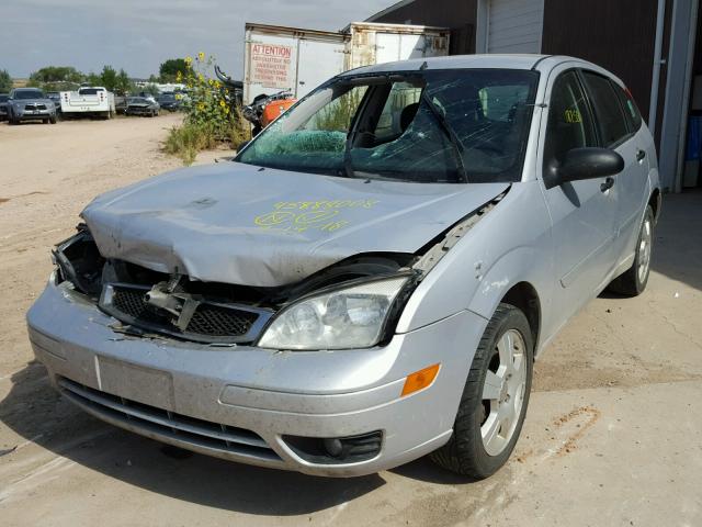 1FAFP37N36W170888 - 2006 FORD FOCUS ZX5 SILVER photo 2