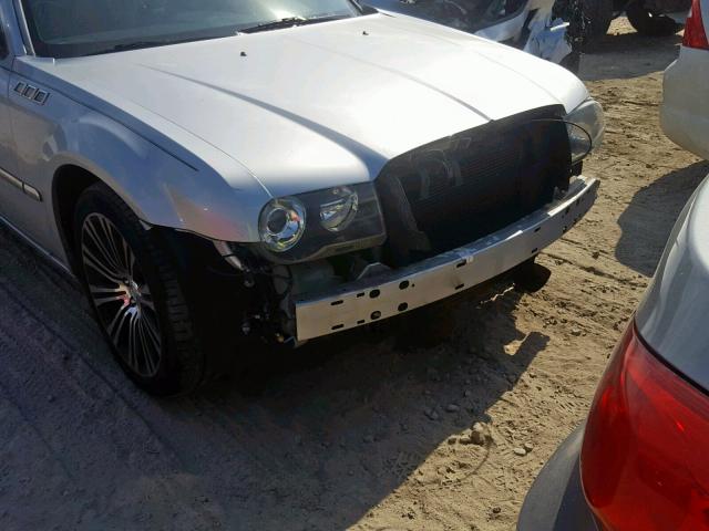 2C3CA2CV7AH273189 - 2010 CHRYSLER 300 S SILVER photo 9