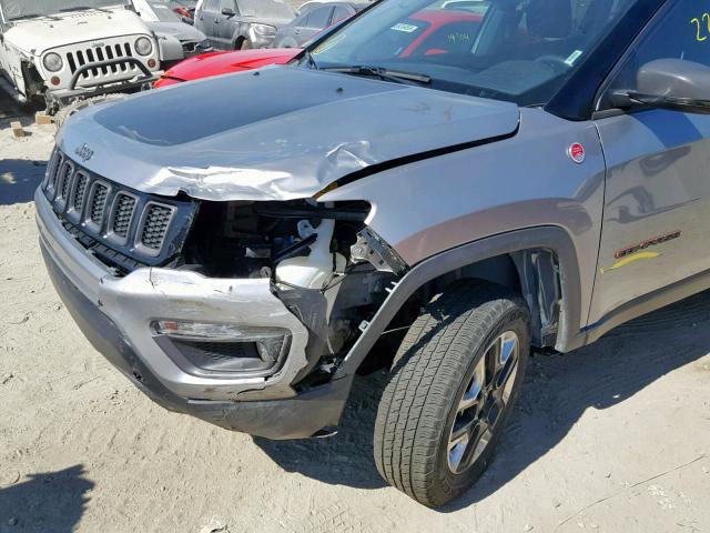 3C4NJDDB2JT417694 - 2018 JEEP COMPASS TR GRAY photo 9